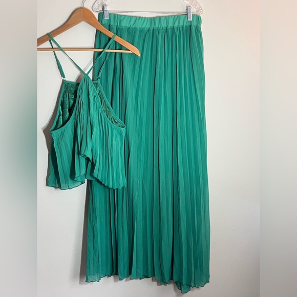 Pleated Green Maxi Skirt - - Picture 3 of 5